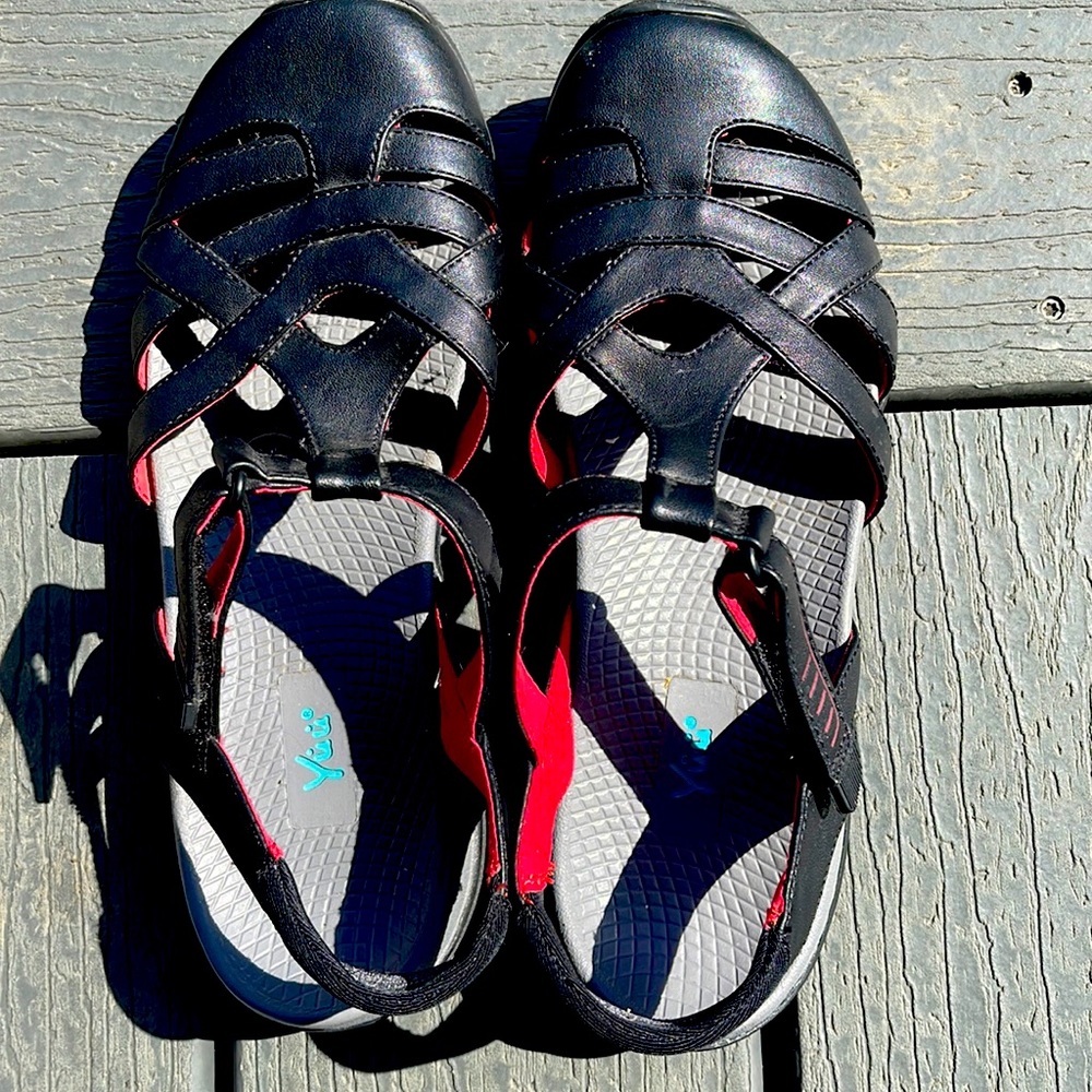 Yuu closed toe blk leather sandal euc 7.5